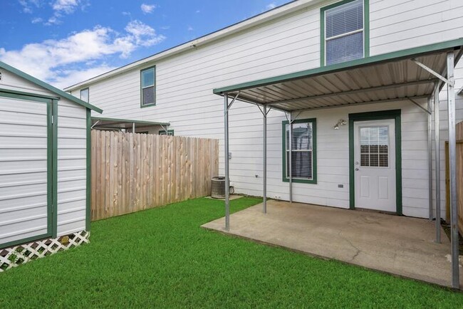 2116 Saint Lucia Calle in Dickinson, TX - Building Photo - Building Photo