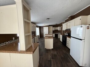 124 Egret Canal N in Baytown, TX - Building Photo - Building Photo