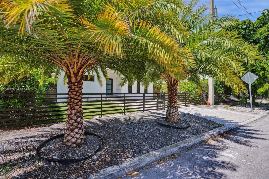 120 NW 41st St in Miami, FL - Building Photo