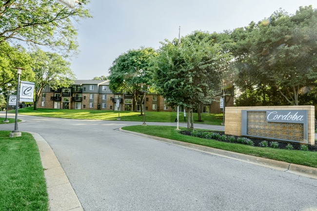 Cordoba Apartments in Farmington Hills, MI - Foto de edificio - Building Photo