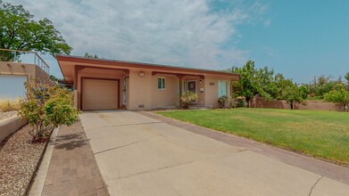 1405 Ridgecrest Dr SE in Albuquerque, NM - Building Photo - Building Photo