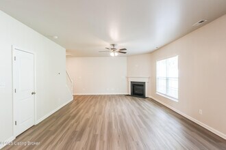 12039 Wooden Trace Dr in Louisville, KY - Building Photo - Building Photo
