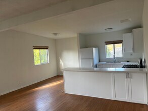 652 San Juan Ave, Unit B upstairs in Venice, CA - Building Photo - Building Photo