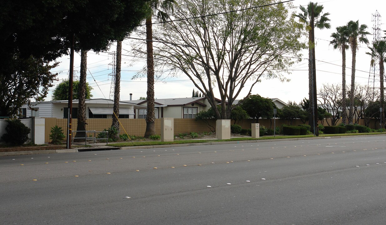 Del Prado Anaheim in Anaheim, CA - Foto de edificio