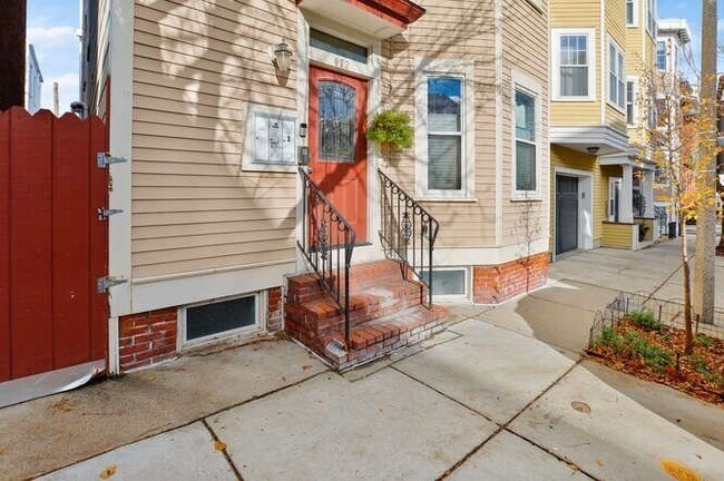 472 E 3rd St, Unit 2 in Boston, MA - Building Photo - Building Photo