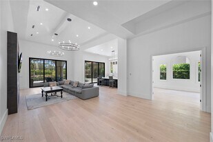 2749 Medallist Ln in Naples, FL - Building Photo