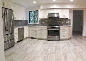 22 Broadlawn Park, Unit 24 in Chestnut Hill, MA - Building Photo