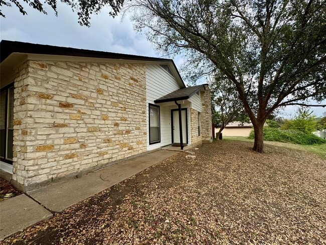 223 Stowaway Cove in Lakeway, TX - Building Photo - Building Photo