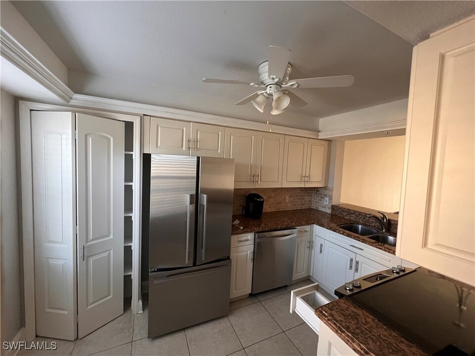 4401 Bay Beach Ln in Fort Myers Beach, FL - Building Photo