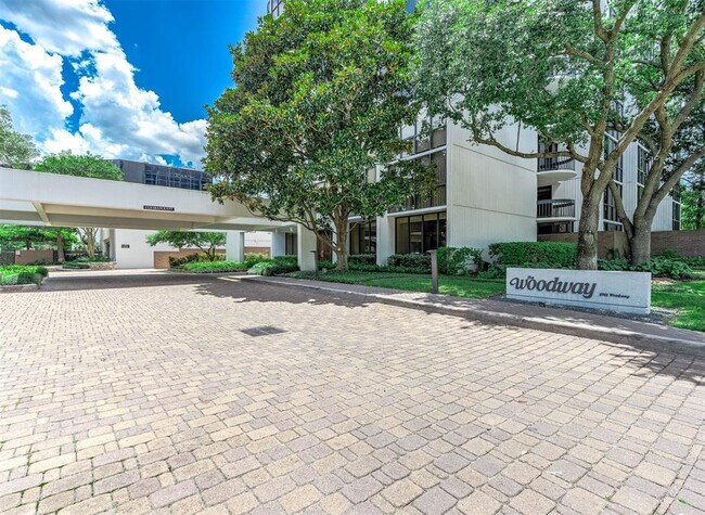 5001 Woodway Dr in Houston, TX - Building Photo - Building Photo