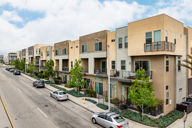 Upland Central Townhomes in Upland, CA - Foto de edificio - Building Photo