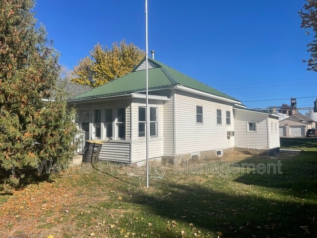 property at 516 N Cadwell Ave