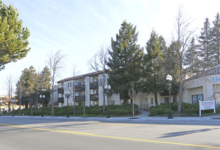 Plaza De Las Flores in Sunnyvale, CA - Foto de edificio - Building Photo