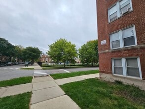 6858 S. Merrill, Unit 1 in Chicago, IL - Foto de edificio - Building Photo