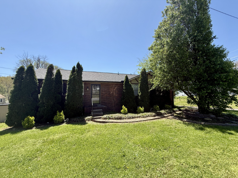 118 Forrest St in Ashland City, TN - Foto de edificio