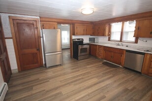 43 Congregational St, Unit 1 in Bristol, RI - Building Photo