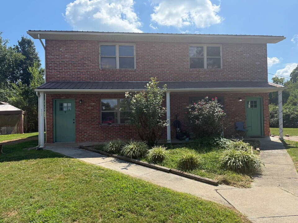 3241 Blue Springs Rd in Strawberry Plains, TN - Building Photo