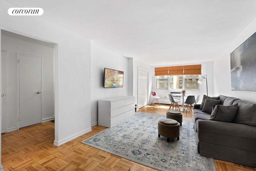 215 E 80th St in New York, NY - Building Photo