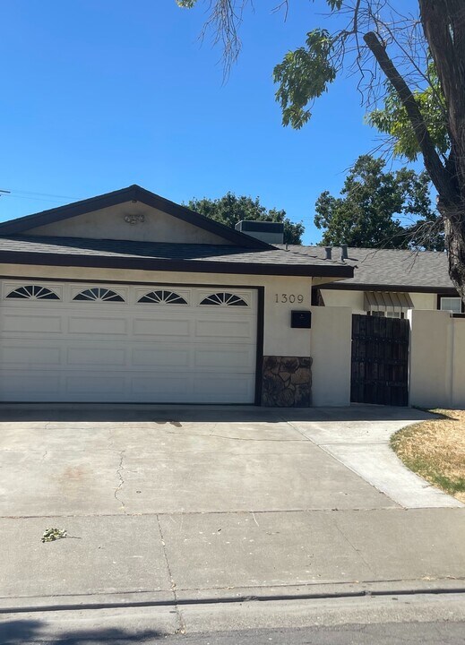 1309 Cardinal St in Los Banos, CA - Building Photo