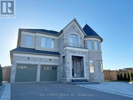 42 Brown Ct in Newmarket, ON - Building Photo
