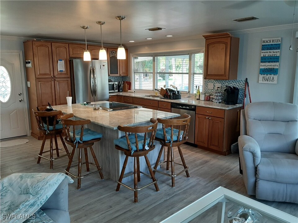 125 Queen Palm Dr in Naples, FL - Building Photo