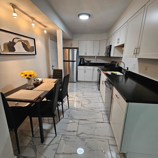 1129 N Shore Rd in Revere, MA - Building Photo - Building Photo