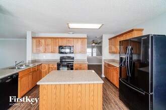 14219 N Hills Village Dr in San Antonio, TX - Foto de edificio - Building Photo