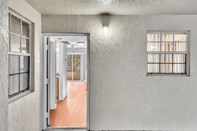 2810 N Oakland Forest Dr in Oakland Park, FL - Building Photo - Building Photo