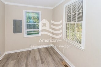 211 Meadowdale Dr in Warner Robins, GA - Foto de edificio - Building Photo