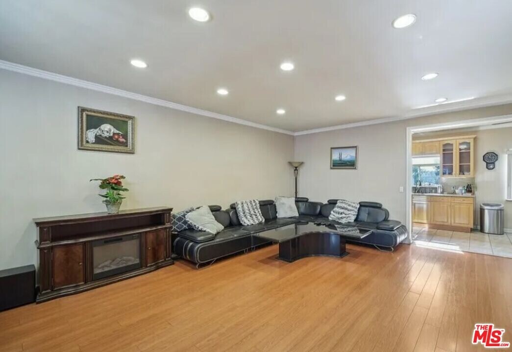 13653 Wyandotte St in Los Angeles, CA - Building Photo