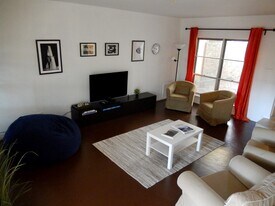 9106 Emberglow Ln, Unit Whole house in Dallas, TX - Building Photo