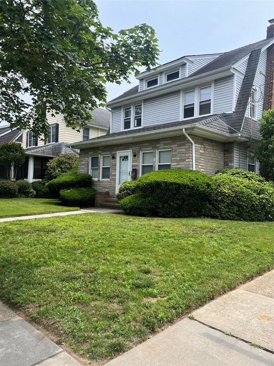 192 Sherman St in Lynbrook, NY - Building Photo