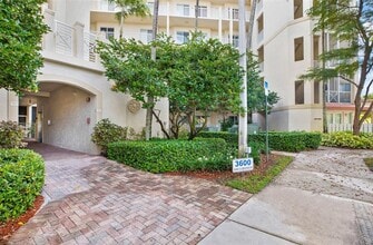 3600 Oaks Clubhouse Dr in Pompano Beach, FL - Building Photo - Building Photo