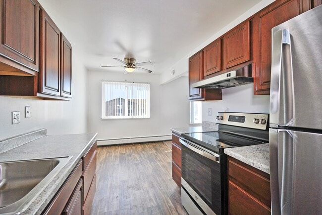 Huntington Club Apartments in Warren, MI - Foto de edificio - Building Photo