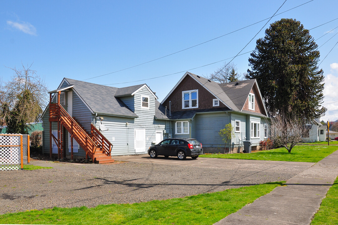 286 Park St in Lebanon, OR - Building Photo