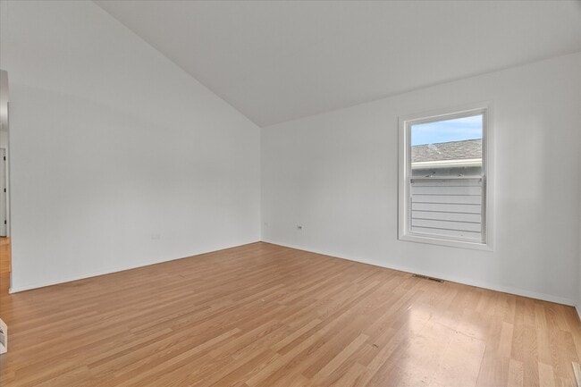 1607 N Cedar Lake Rd in Round Lake Beach, IL - Building Photo - Building Photo