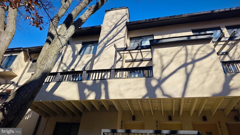 9813 Hellingly Pl in Montgomery Village, MD - Building Photo