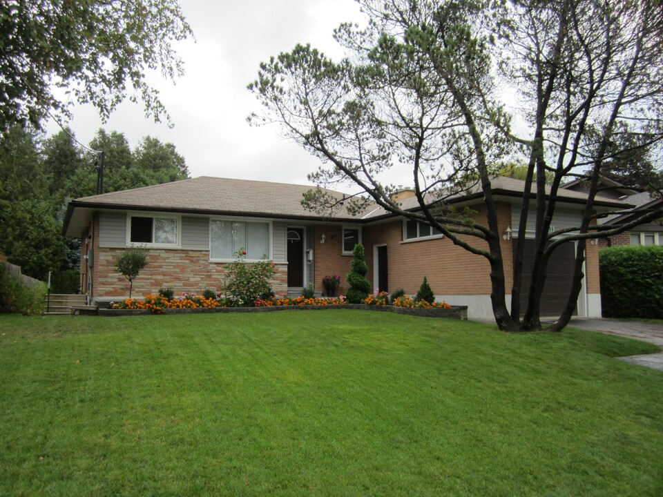 155 Laurel Ct in Oshawa, ON - Building Photo