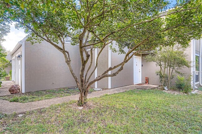6810 Thorncliffe Dr, Unit B in Austin, TX - Building Photo - Building Photo