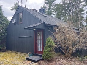 592 Horse Pond Rd in Madison, CT - Building Photo - Building Photo