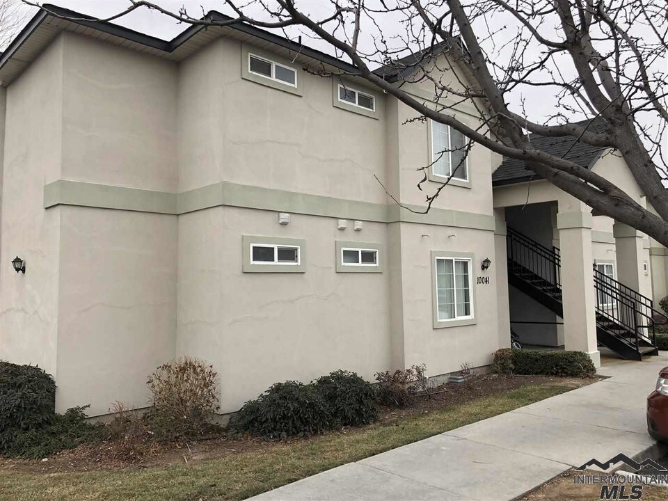 10041 W Garverdale Ln-Unit -202 in Boise, ID - Building Photo