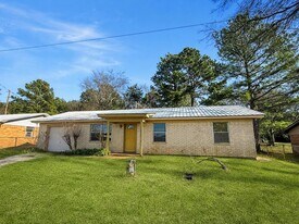 102 Francis St in Mount Enterprise, TX - Building Photo