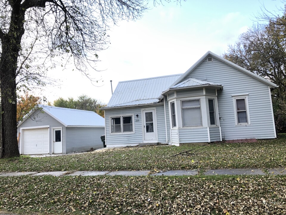 231 S Pearl St in Moville, IA - Building Photo