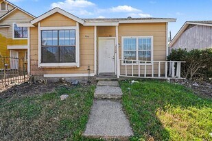 10328 Chelmsford Dr in Dallas, TX - Building Photo
