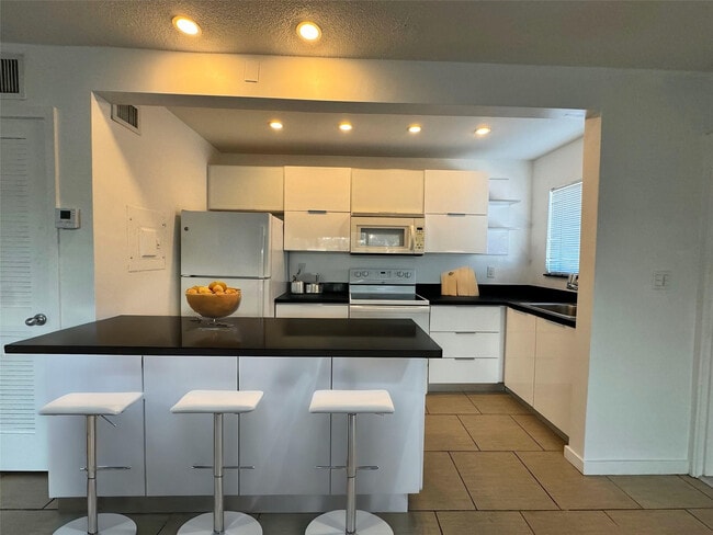 2830 NE 30th Pl in Fort Lauderdale, FL - Foto de edificio - Building Photo