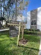 2421 NW 23rd Ln in Fort Lauderdale, FL - Foto de edificio - Building Photo