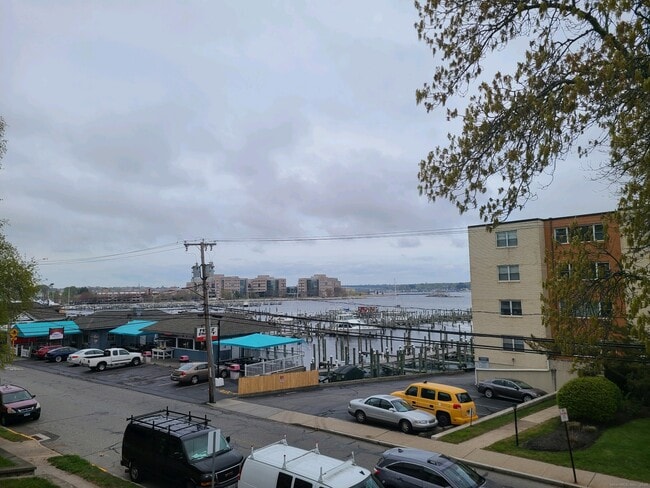 281 Pequot Ave in New London, CT - Building Photo - Building Photo