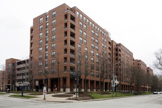 Evanston Place in Evanston, IL - Building Photo - Building Photo