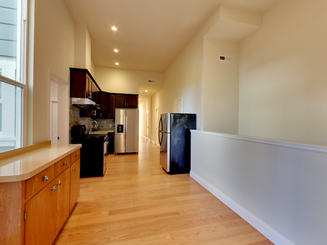 2576 Folsom St in San Francisco, CA - Building Photo - Interior Photo