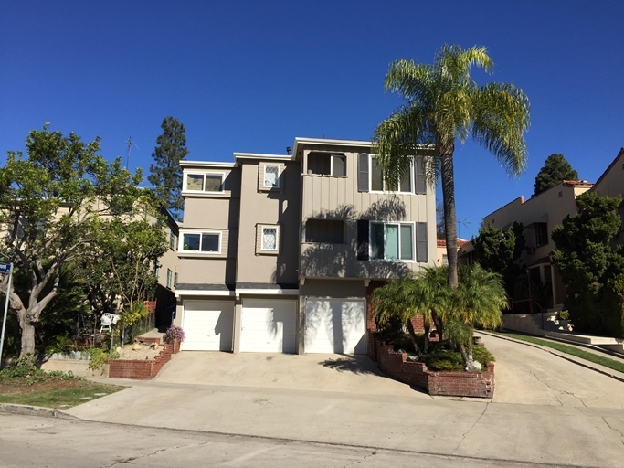 3373 Rowena Avenue in Los Angeles, CA - Foto de edificio